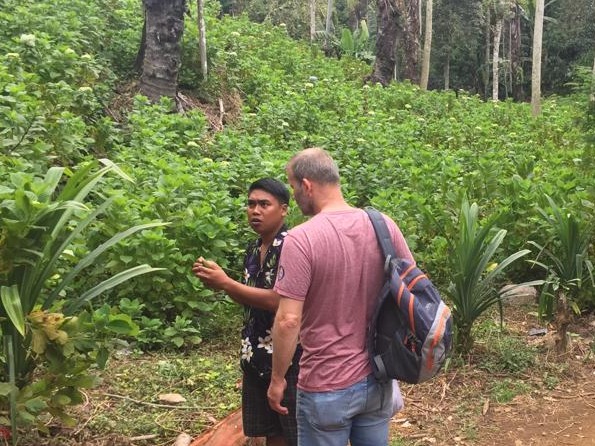komang-mamo-explaining-plants-to-his-client